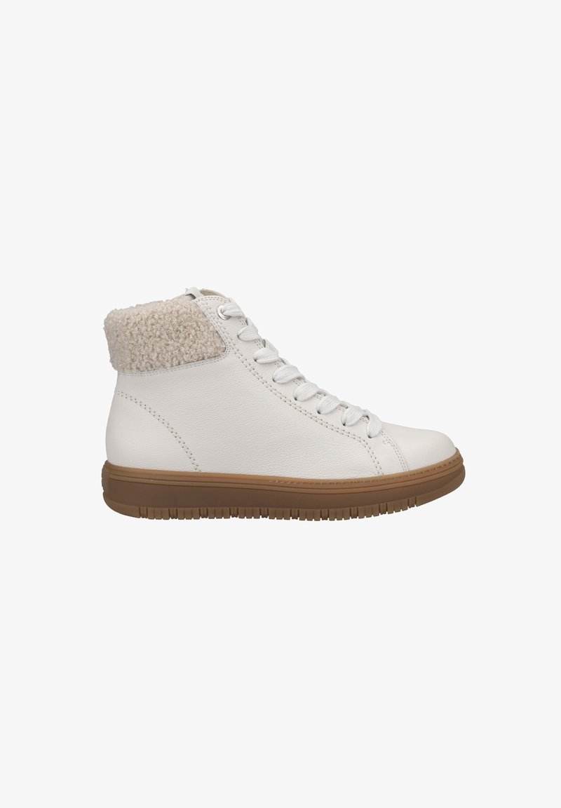 Sneaker alte bianche in pelle, caratterizzate da un colletto beige peloso, punta tonda, lacci bianchi e suola in gomma marrone.