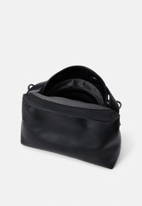 HVISK NOTE SOFT STRUCTURE - Håndtasker - black
