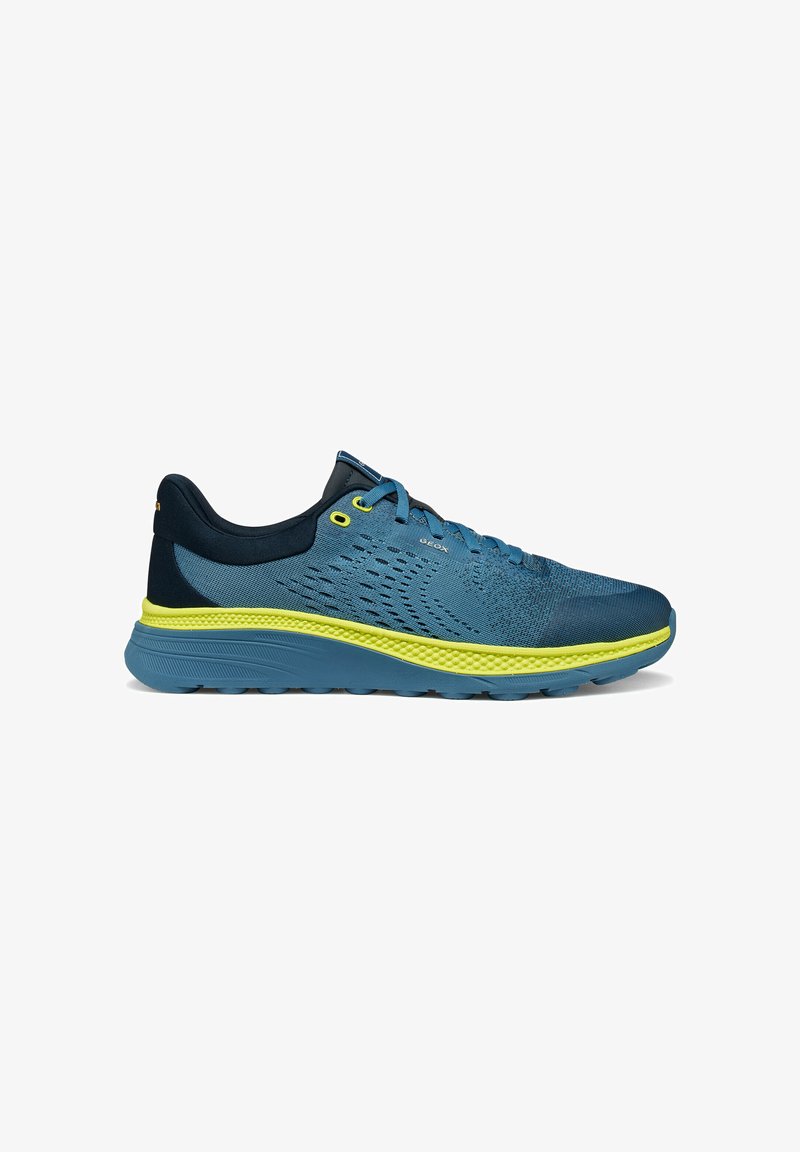 Chaussure de sport bleue avec accents jaunes, tige en mesh, semelle amortie et détails de ventilation latéraux, conçue pour la course ou un usage décontracté.
