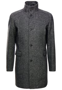 Abrigo de mezcla de lana gris con cuello alto, cuatro botones delanteros y dos bolsillos laterales. Presenta una tela texturizada y una silueta entallada.