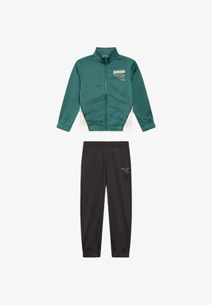 Giacca a zip verde e bianca con logo abbinata a pantaloni da jogging neri con vita elastica, caratterizzati da un piccolo logo sulla coscia.