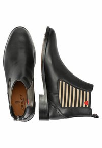 Bottes de cheville en cuir noir avec des panneaux élastiques rayés, des coutures décoratives et un petit accent en forme de cœur rouge. Semelle en caoutchouc et silhouette classique.