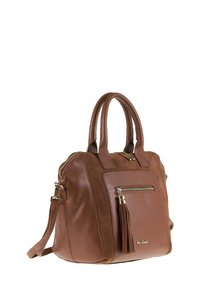 Borsa a mano in pelle marrone con doppi manici, tasca con zip frontale e nappina, e tracolla rimovibile.