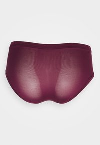 Burgundské hipsterské spodní prádlo s hladkým, poloprůhledným materiálem, s bezešvou gumou v pase a minimem švů.
