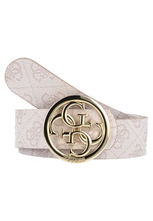 Ceinture beige clair à motif avec une boucle ronde en or ornée de lettres entrelacées formant "GUESS" en bas.