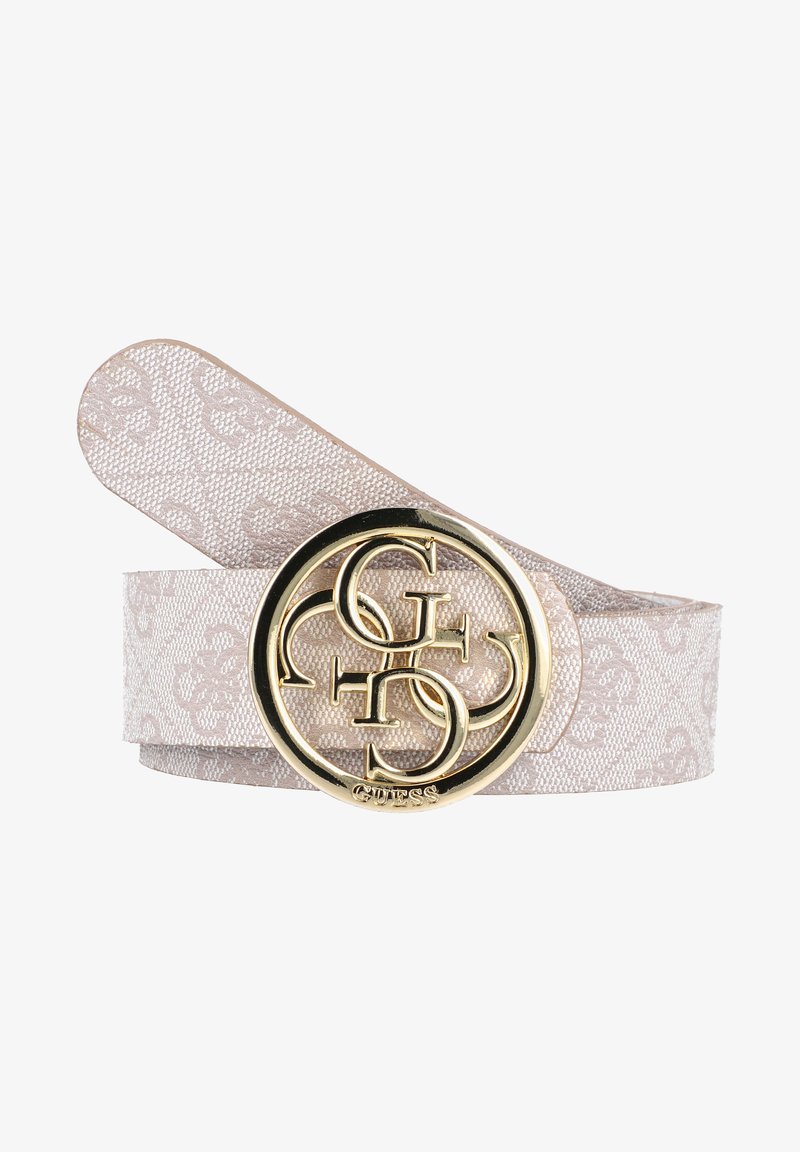Ceinture beige clair à motif avec une boucle ronde en or ornée de lettres entrelacées formant "GUESS" en bas.