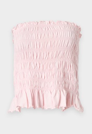 Jasnoróżowy marszczony top bez ramiączek z falbankowym dołem i teksturowanymi poziomymi marszczeniami na jednolitym tle.