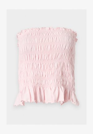 Jasnoróżowy marszczony top bez ramiączek z falbankowym dołem i teksturowanymi poziomymi marszczeniami na jednolitym tle.