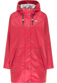 Giacca impermeabile rossa con cappuccio, bottoni a pressione argentati, cordini regolabili e due tasche laterali. Texture liscia, materiale resistente.