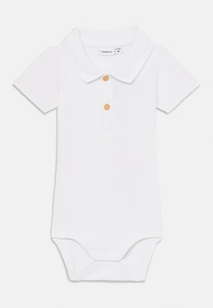 Body de algodão branco de manga curta, com colarinho dobrável, com três botões e fecho de pressão na parte inferior.