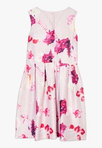 Abito floreale con uno sfondo rosa chiaro, caratterizzato da vivaci motivi di fiori rossi e viola, design senza maniche e chiusura con bottoni sul retro.