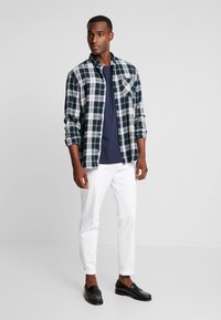 Solid SDGAYLIN - Pamata T-krekls - insignia