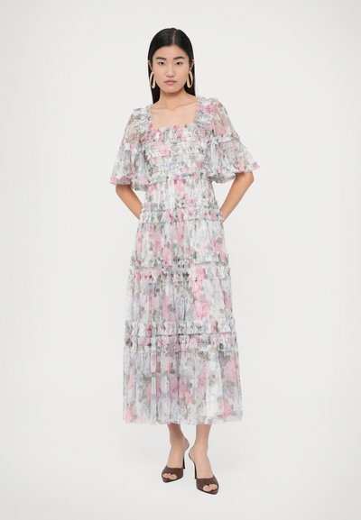 Rochie maxi florală cu un design în trepte, având mâneci transparente și volanate în culori deschise, evidențiată printr-un decolteu pătrat și modele intricate.