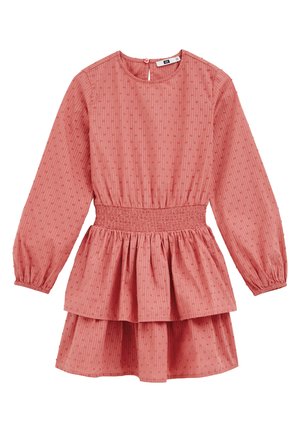 Un abito rosa a maniche lunghe con un motivo testurizzato, cintura smock e gonna a strati. Presenta un colletto tondo e chiusura con bottoni posteriori.