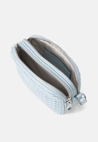 Ljusblå vävd läderväska med två zippered fack; slät interiörfoder och detalj i silverfärgad metall.