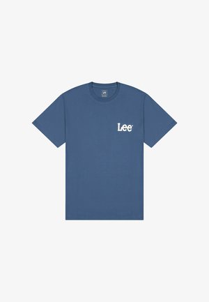 Blå kortærmet rundhalset T-shirt med hvidt "Lee"-logo trykt på venstre bryst.