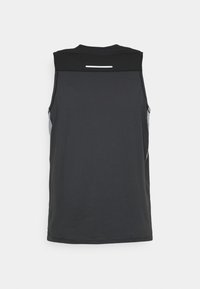 Top atletico senza maniche in tessuto mesh nero, con una striscia riflettente sul retro, caratterizzato da un collo alto e una vestibilità rilassata.
