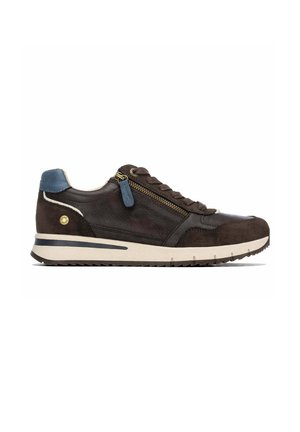 Zapatilla deportiva de piel y ante marrón oscuro con cremallera lateral, lengüeta azul en el talón, suela beige y cordones en la parte delantera, vista desde el lado exterior.