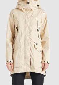 Beżowa wodoodporna parka z kapturem, z przodu zapięcie na zamek błyskawiczny, liczne kieszenie oraz zatrzaski, wykonana z lekko teksturowanej tkaniny.