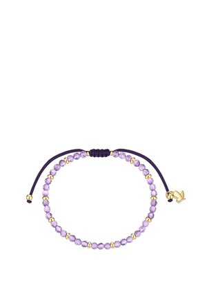 Pulsera ajustable de cordón morado con pequeñas cuentas moradas alternas y detalles dorados, con un encanto de mariposa dorada en un extremo.