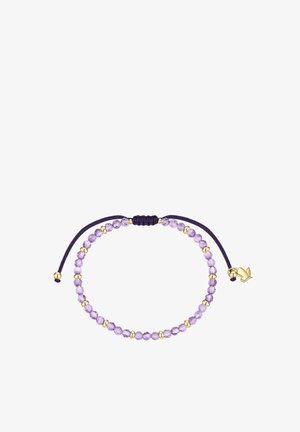 Pulsera ajustable de cordón morado con pequeñas cuentas moradas alternas y detalles dorados, con un encanto de mariposa dorada en un extremo.