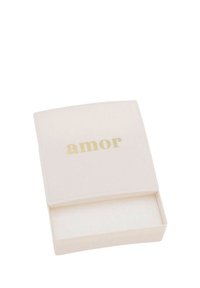 Scatola rettangolare bianca con coperchio rimovibile, testo dorato "amor" centrato sul coperchio e interno vuoto.