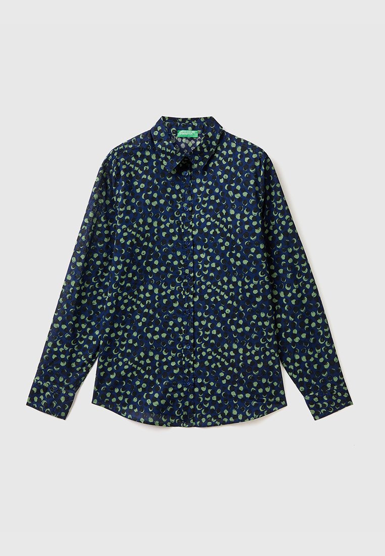 Camicia button-up a maniche lunghe con motivo astratto a macchie blu e verdi, con colletto classico, distesa su sfondo chiaro.