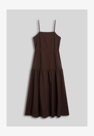Robe midi marron sans manches avec fines bretelles, taille cintrée et jupe froncée sur un fond gris.