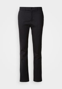 Pantalones negros hechos de una tela lisa, con un corte de pierna recta, una cinturilla estándar con cierre de botón en la parte delantera y sin patrones visibles.