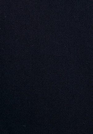 Suurem lähedus mustale kangale, millel on peen kudumisstruktuur, mis näitab õrnu erinevusi niidi ja materjali mustris.