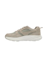 Beige sneakers van suede en mesh, met een gestructureerde bovenkant, lichtgrijze accenten en een dikke witte zool met een patroon.
