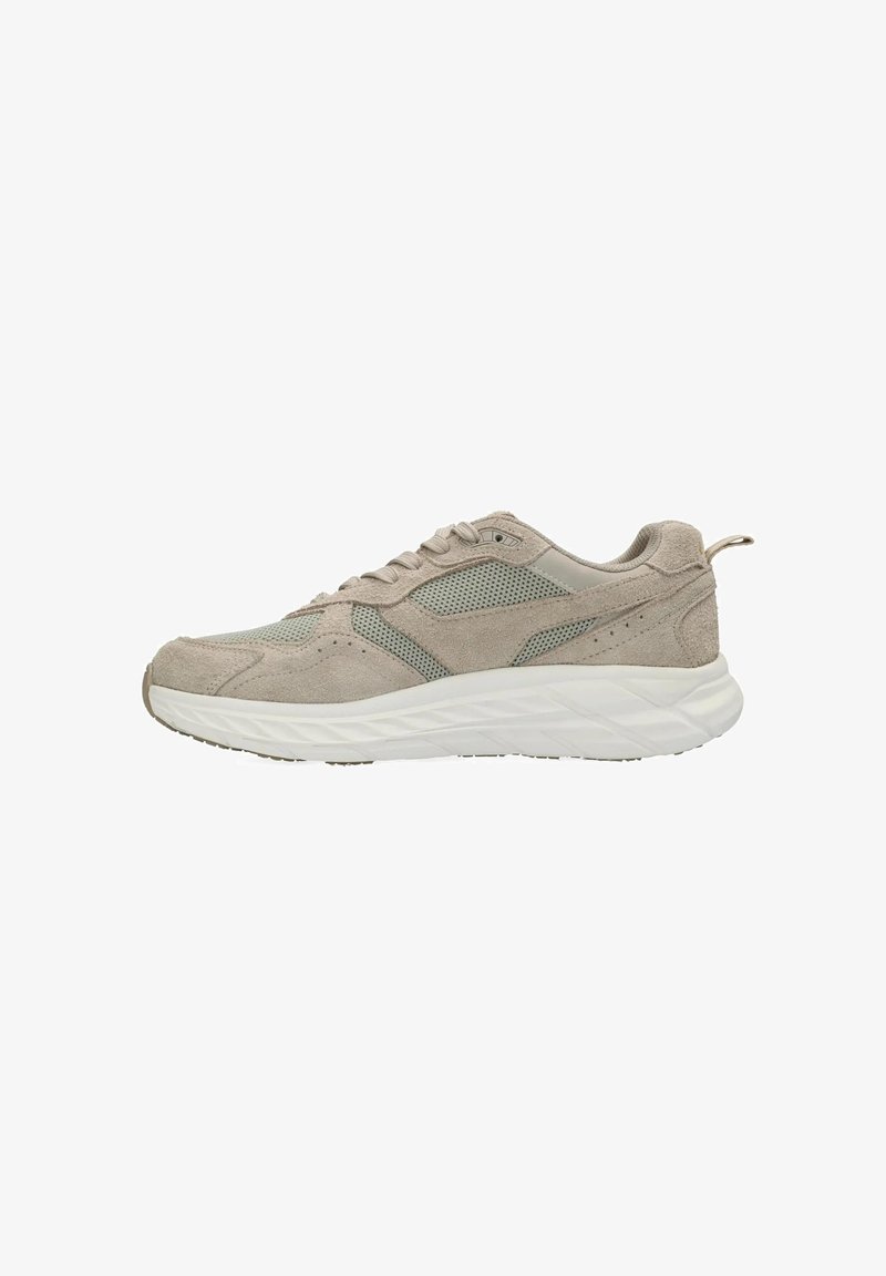 Zapatillas beige hechas de gamuza y malla, con una parte superior texturizada, acentos en gris claro y una suela blanca gruesa con un diseño de banda de rodadura.
