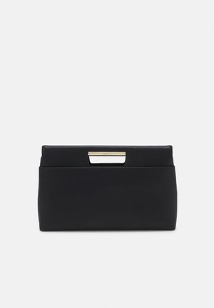 Svart lær clutch-veske med rektangulær form. Har et metallisk håndtak som detalj ved lukking, glatt tekstur og minimalistisk design.