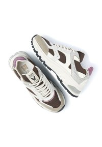 Ein Paar beige und braune Sportsneaker mit weißen Schnürsenkeln und dickem, schwarzem Profilsohlen, die von oben und von der Außenseite gezeigt werden.