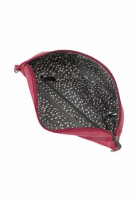 Bolsita de cuero rojo con cierre de cremallera, que presenta un interior negro forrado con un patrón de puntos y compartimentos divisores para la organización.