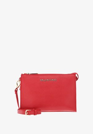 Sac bandoulière en cuir texturé rouge avec fermeture éclair, ferrures dorées et bandoulière réglable. Logo de la marque embossé.