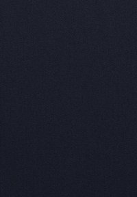 Marineblaue Stoff, strukturiert mit einem diagonalen Webmuster, mit einer glatten Oberfläche und einem langlebigen Aussehen.