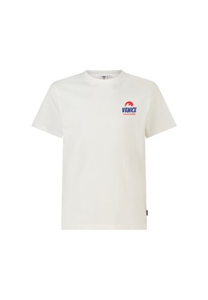 Witte T-shirt met korte mouwen met kleine rode en blauwe "Venice Endless Summer" tekst en golfgrafiek op de linker bovenborst.