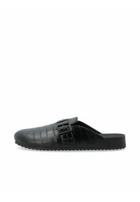 Scarpe nere slip-on con motivo di coccodrillo texturizzato, dettaglio della fibbia laterale e una silhouette morbida e curva con suola piatta.