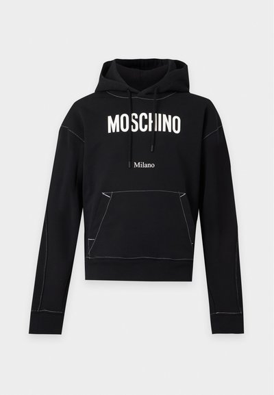Μαύρο φούτερ με λευκό κείμενο "MOSCHINO" στο στήθος, μικρότερο κείμενο "Milano" από κάτω, μπροστινή τσέπη και κουκούλα με κορδόνι.