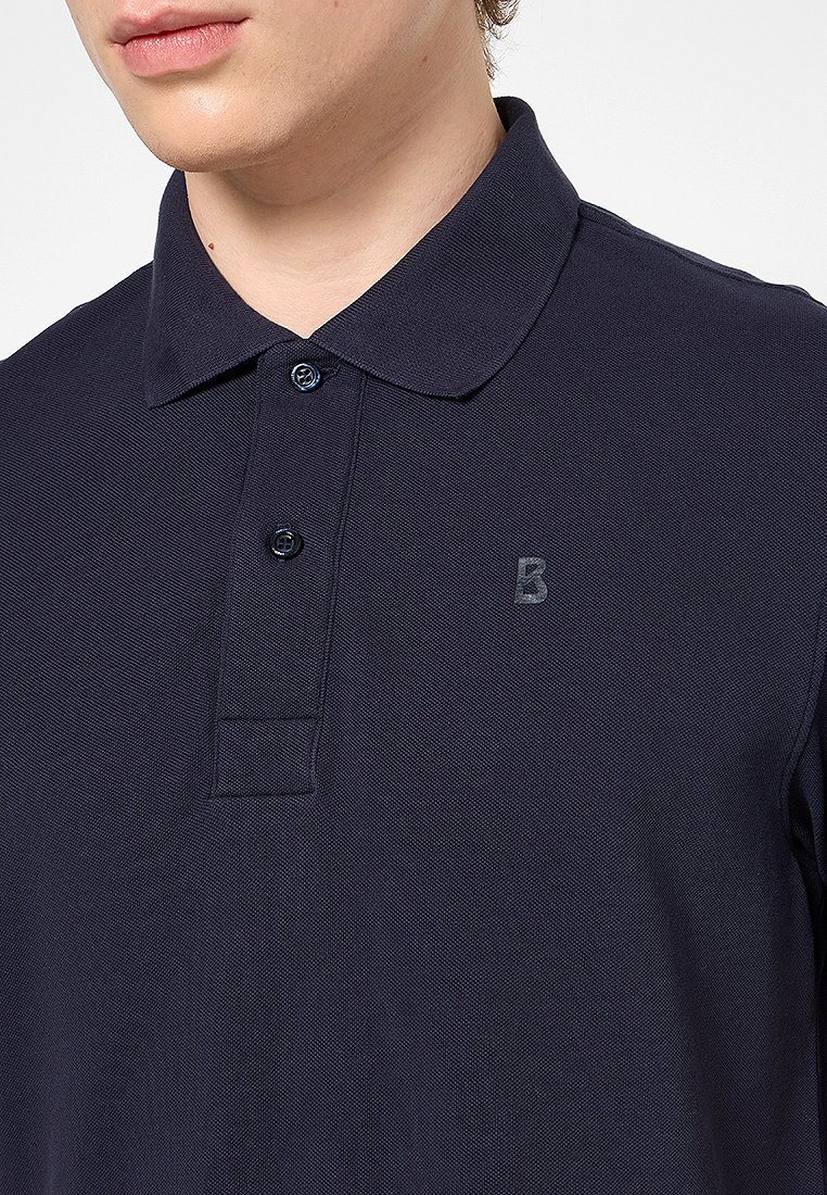 Marineblaues Polohemd mit strukturierter Webart, klassischem Zwei-Knopf-Verschluss und kleinem, geprägtem Buchstaben "B" auf der Brust. Mit blauen Knöpfen.