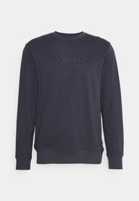 Sudadera marina con mangas largas, cuello redondo y texto en relieve "COPENHAGUE" en la parte frontal. Tejido suave y puños y dobladillo acanalados.