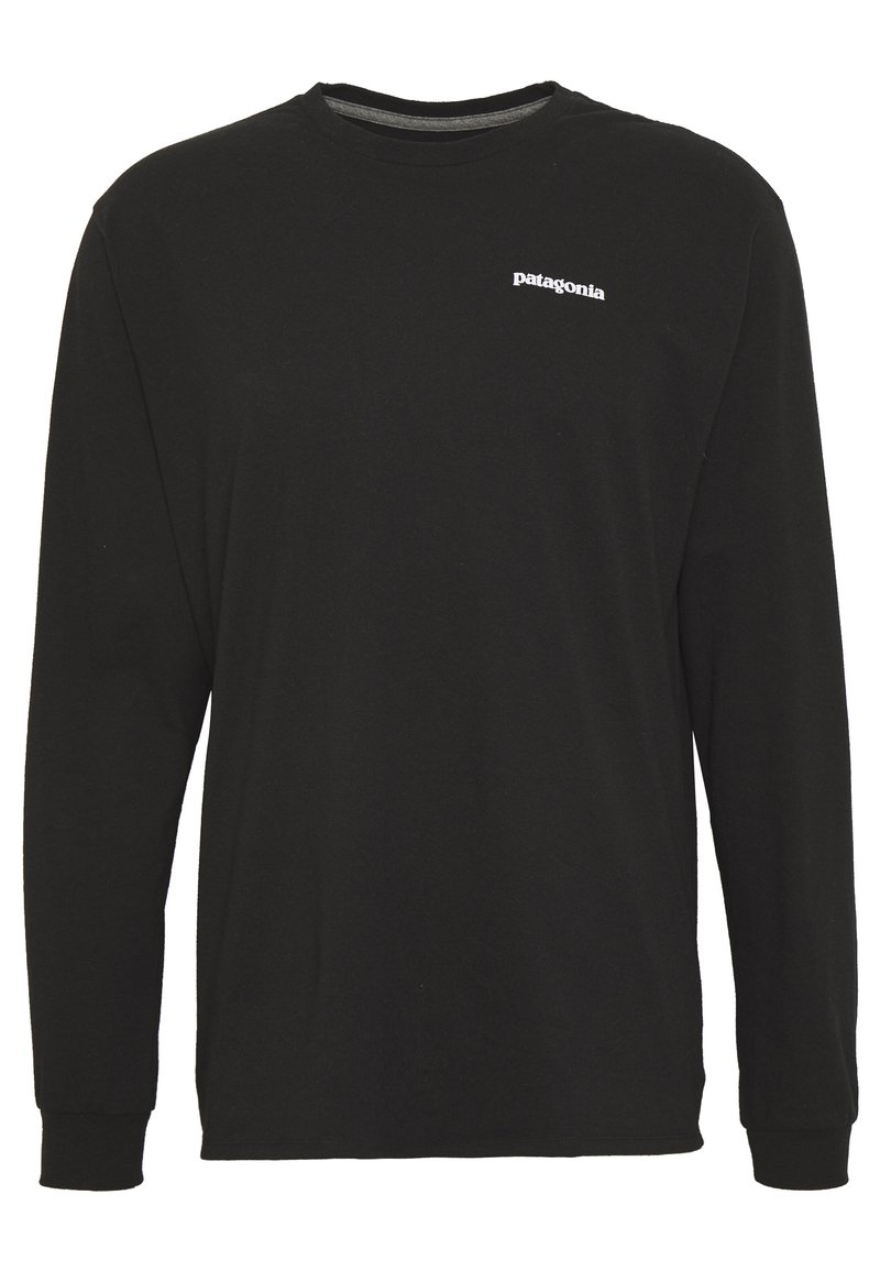 Svart långärmad t-shirt i bomull med rund halsringning och en liten vit "patagonia"-logotyp på bröstet. Slät textur.