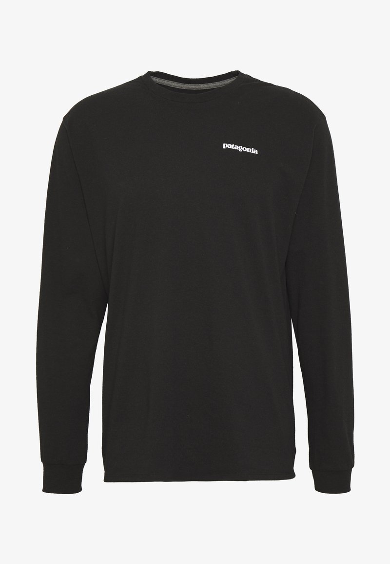 Svart långärmad t-shirt i bomull med rund halsringning och en liten vit "patagonia"-logotyp på bröstet. Slät textur.