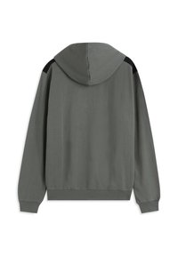 Sudadera con capucha en verde apagado con detalles negros en los hombros. Confeccionada en tela suave, cuenta con puños acanalados y un ajuste informal.