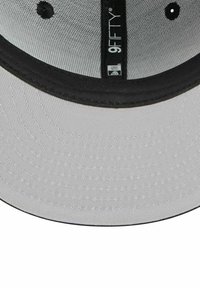 Graue Kappe mit schwarzem Schirm, aus strukturiertem Stoff und mit gestepptem Muster. Innenlabel mit der Aufschrift "9FIFTY®".