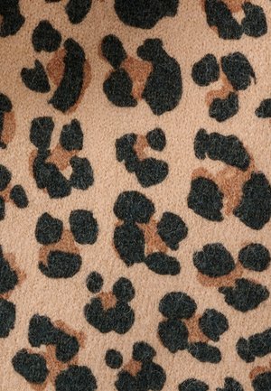 Tissu à imprimé léopard avec de grandes taches noires et brunes sur un fond beige clair. Matériau doux et texturé.