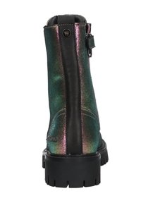 Botín negro e iridiscente hasta el tobillo con parte superior texturizada, cremallera lateral y suela negra gruesa, que exhibe un vibrante cambio de color de verde a púrpura.