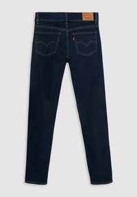Niebieskie dżinsy wykonane z ciemnego denimu, o prostym kroju nogawki, widocznym przeszyciu oraz skórzanej naszywce na tylnej części pasa z detalem logo.