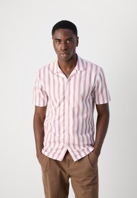Camicia a maniche corte con bottoni, a righe verticali bianche e rosa, realizzata in un tessuto leggero, con colletto a campana e vestibilità rilassata.